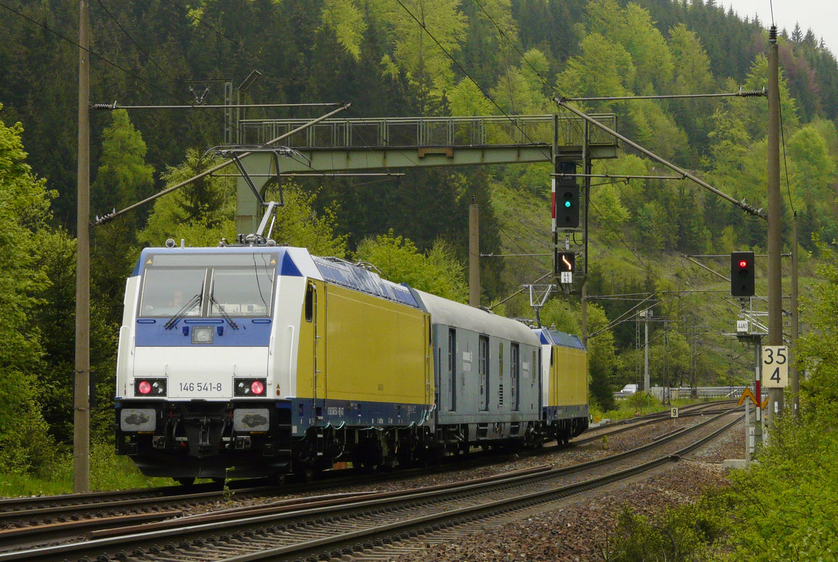 20. Mai 2010, Heute morgen hatte ich in Pressig-Rothenkirchen diese Garnitur, bestehend aus den Lokomotiven 146 541 und 146 542 sowie dem Bombardier-Messwagen gesehen. Jetzt erlebte ich sie bei Förtschendorf auf der Fahrt über die Frankenwaldsteigung in Richtung Saalfeld in Aktion.
