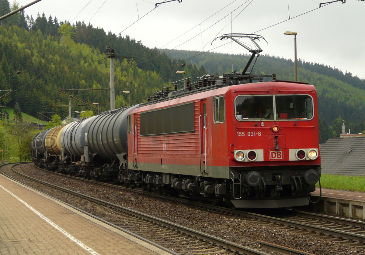 20. Mai 2010, In Förtschendorf fährt dieser Güterzug wegen Bauarbeiten auf dem  falschen Gleis  in Richtung Saalfeld. 155 031 bewältigt ihre Last ohne Schiebehilfe