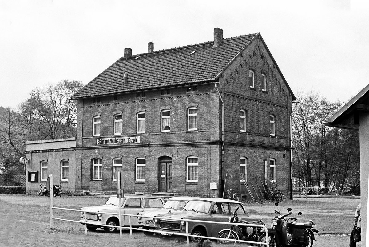 20. Oktober 1983, Der Bahnhof Neuhausen, damals Endstation der Bahnstrecke Pockau-Lengefeld–Neuhausen. Der Güterverkehr wurde 1994 eingestellt, der Personenverkehr 2001.