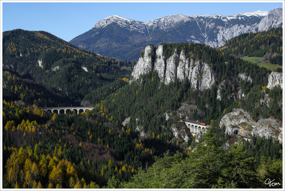 20 Schilling Blick - Eine Lok der Baureihe 1116, fhrt mit einem Gterzug ber das Krausel Klause Viadukt, nahe Breitenstein.
8.11.2013