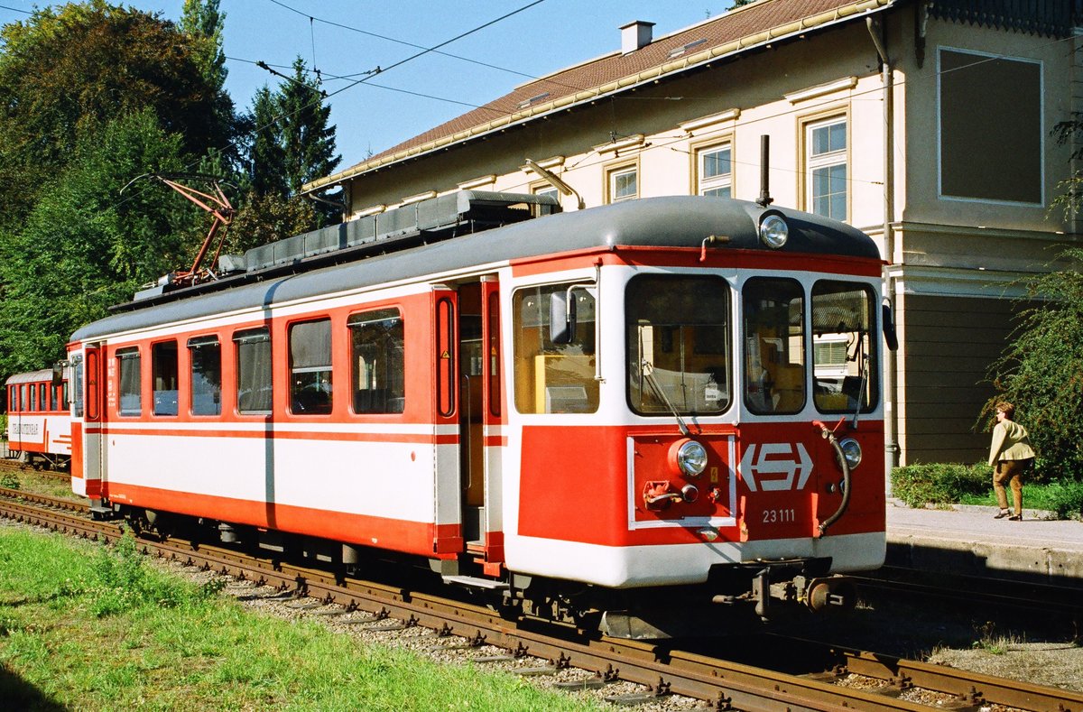 20. September 2003, Gmunden am Traunsee, am alten Seebahnhof steht Tw 23 111 der Bahn nach Vorchdorf. Scan vom Farb-Negativ.
