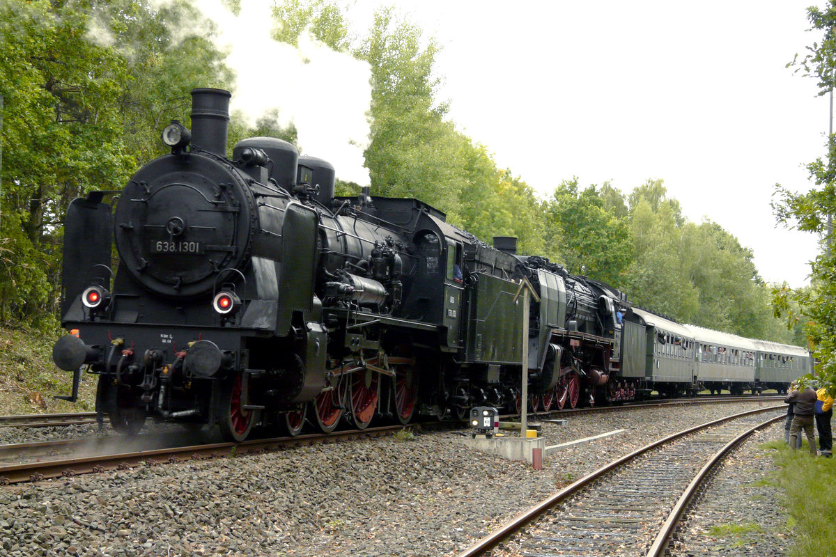 20. September 2008, Das Dampflokmuseum Neuenmarkt- Wirsberg veranstaltete das Dampf-Festval 2008  160 Jahre Schiefe Ebene . Der Sonderzug mit der ÖBB 638.1301 und DB 23 042 kommt von der Bergfahrt zurück.