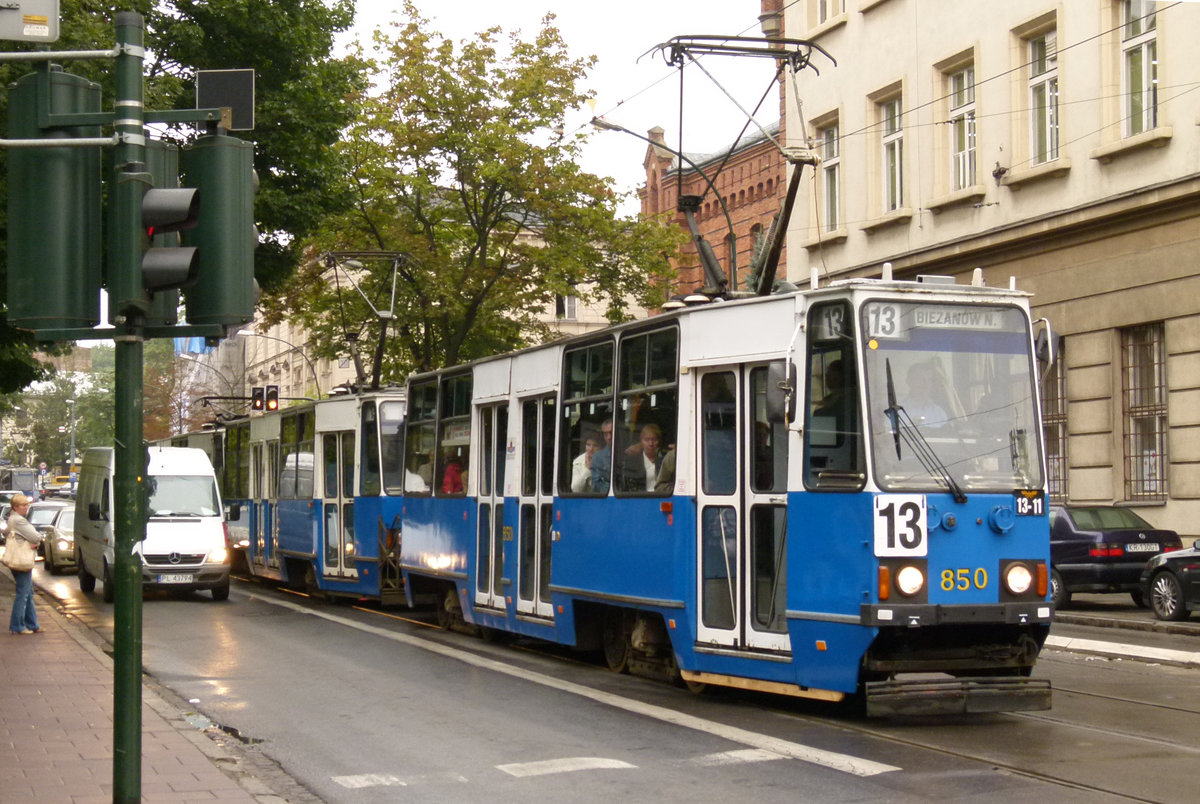 20. September 2011, Polen, Straßenbahn in Krakau. Ein Zug der Linie 13 mit den Wagen 850 und 924 