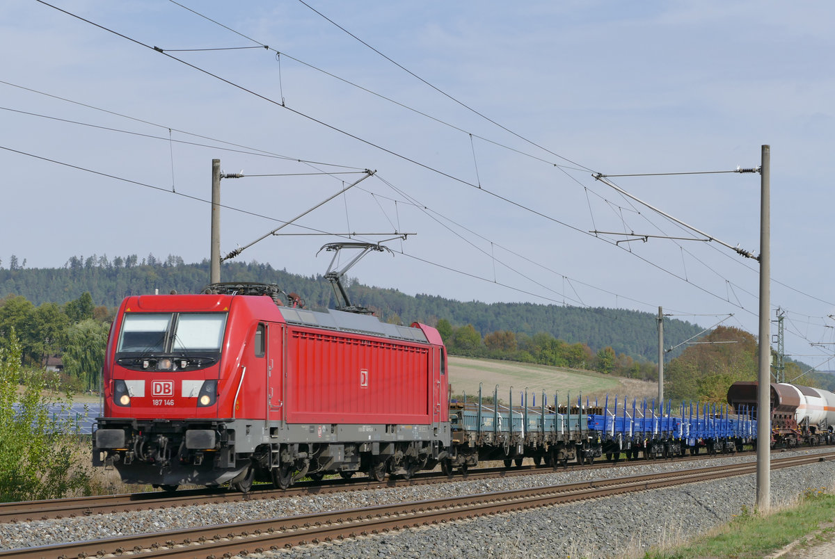 20. September 2018, Ein Güterzug mit Lok 187 146 fährt in Richtung Lichtenfels durch Küps..