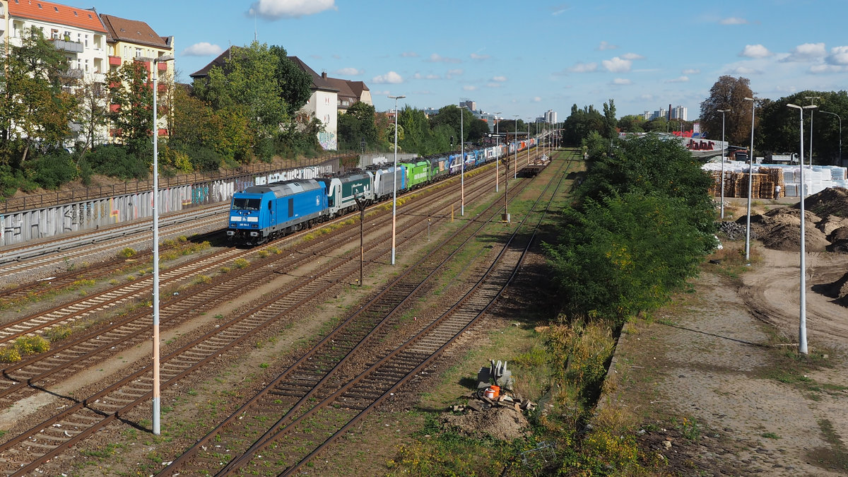 20-teiliger, bunter SGV-Lokzug anlässlich einer Sonderfahrt (Demonstration des NEE)  Hör das Signal, Berlin! , hier beim passieren des ehem. Güterbahnhof Neukölln.
Angeführt wurde der Zug von Press 285 104-2.
Mit mir auf der Hertabrücke standen ca. 30 weitere PhotographInnen. 

Berlin, der 28.09.2020