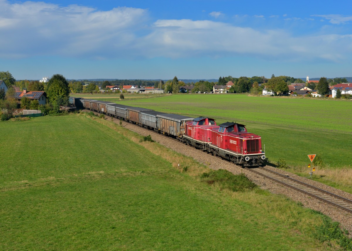 2000 083 (V83) + 2000 084 (V84) mit einem Petrolkokszug am 02.10.2015 bei Tüssling. 