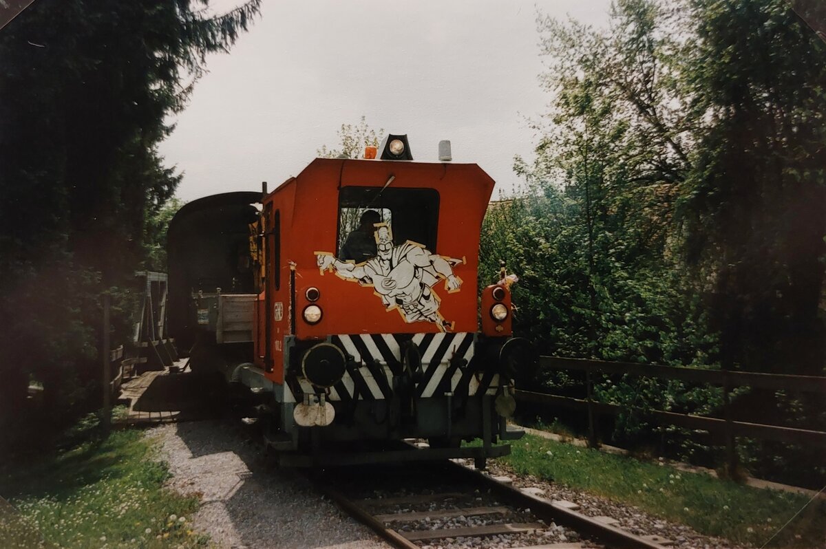 2002 fand auf der GKB Strecke von Lieboch nach Voitsberg und weiter nach Bärnbach und zur (bereits abgebauten) Strecke nach Oberndorf eine private Sonderfahrt statt.
Zum Einsatz kam die GKB Kleinlok DM 100.2  Susi  mit einem Zweiachser.
Das Bild entstand in der ehemaligen Anschlussbahn von Oberndorf zu Oberglas.
Abfotografiert aus einem Fotoalbum.