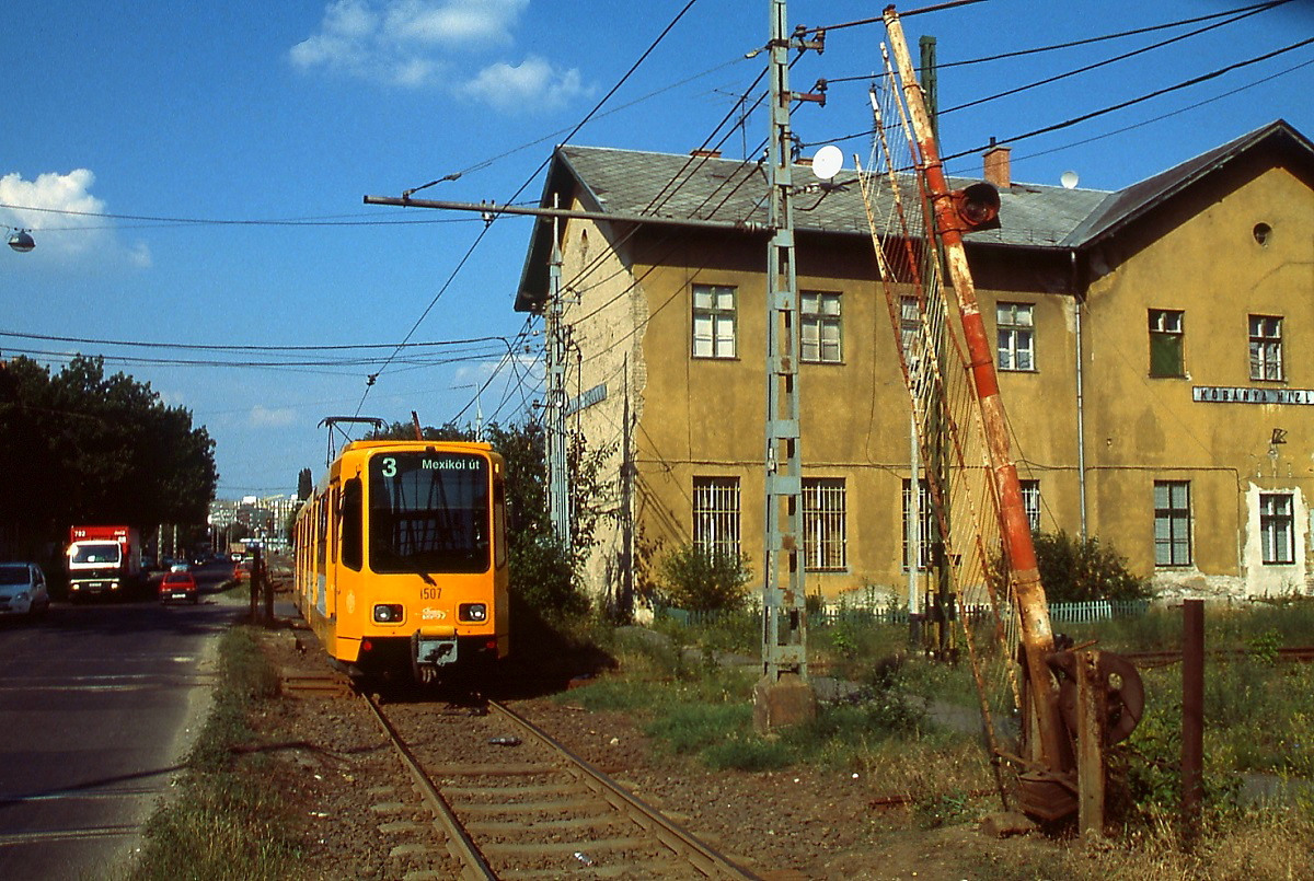 2002 kauften die Budapester Straßenbahnen 76 Triebwagen des Typs TW 6000 aus Hannover, hier überquert Nr. 1507 im Juni 2003 auf der Hatar ut. einen nicht mehr in Betrieb befindlichen Bahnübergang