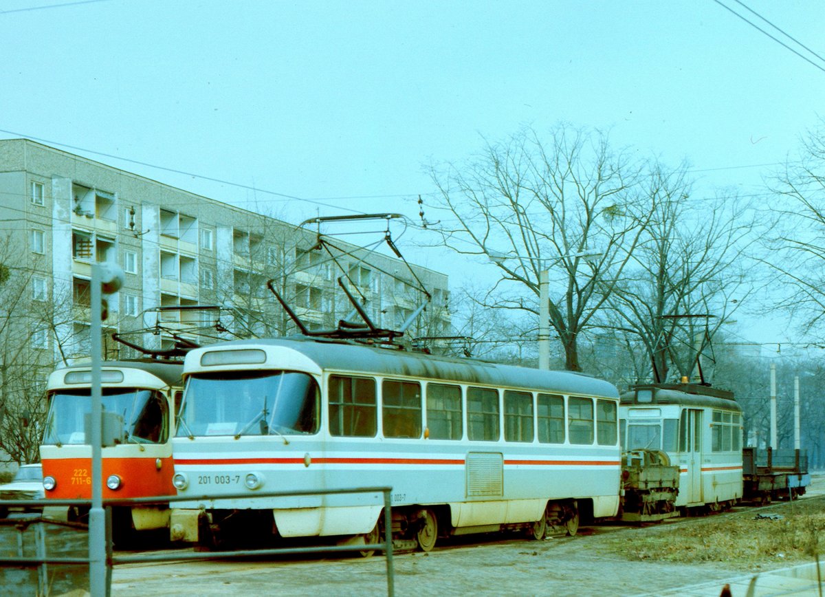 20.03.1986. Abgestellte Straßenbahnen am Dresdner Fucikplatz (heute Straßburger Platz). Vorn ein zum Arbeitswagen umgebauter TATRA T4D, dahinter ein Gothaer ET 57. Der rote Tw wird wohl erst wieder in der Verkehrsspitze seine Runden drehen. Am Fucikplatz gab es für die Mitarbeiter der Straßenbahn ein Pausenheim und Abstellgleise . Die nicht im straffen Fahrplan eingebundenen oder abgelösten Personale nutzten diese Gelegenheit für eine Kaffe- oder Mittagspause.