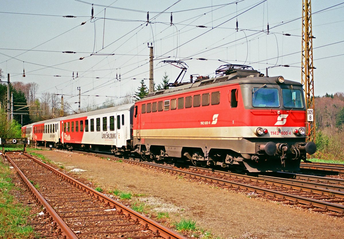 20.04.2000, Westbahnstrecke der ÖBB bei Hallwang-Elixhausen, Nahverkehrszug mit Lok ÖBB 1142 600-4 fährt in Richtung Linz. 