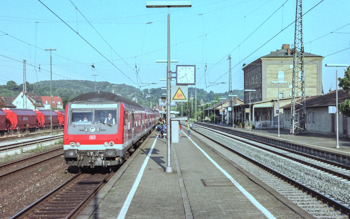 2005 fuhren noch lokbespannte Regionalbahnen zwischen Würzburg, Ansbach und Treuchtlingen. Am 15.7.05 legte eine Garnitur mit  Wittenberger Steuerwagen  eine kurze Pause in Ochsenfurt ein.