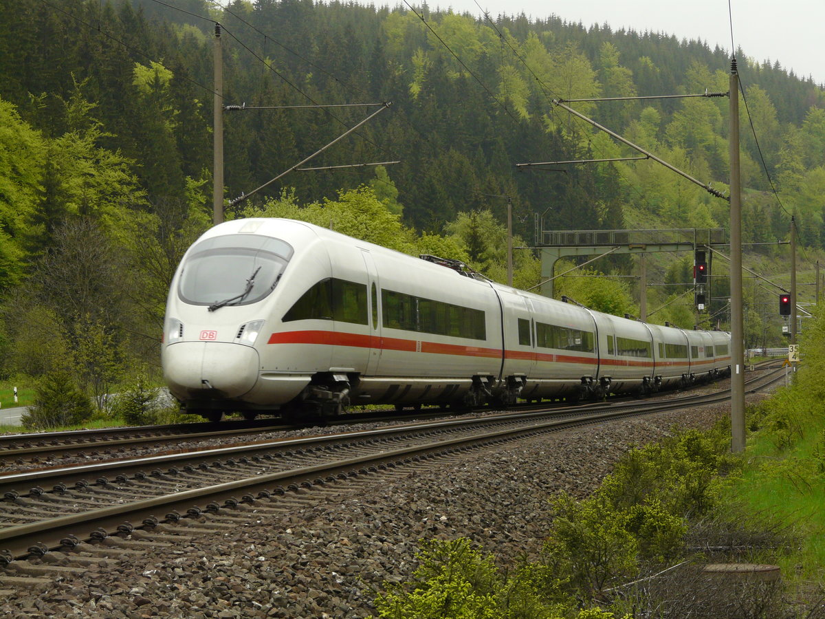20.05.2010: Als der ICE noch den Frankenwald durchquerte. ICE 1507 Hamburg Altona - München rollt bei Förtschendorf die Südrampe hinab.