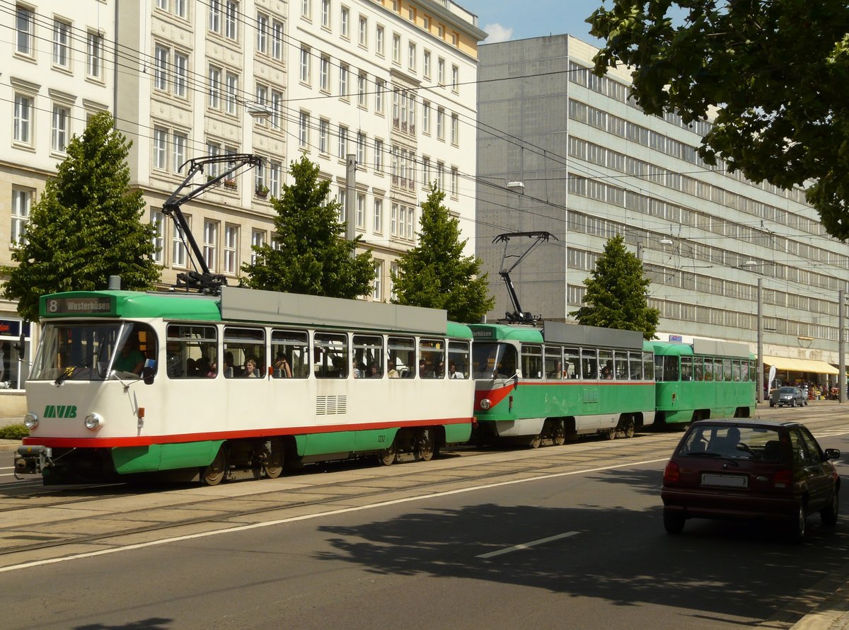 20.06.2008, Magdeburg. In der Ernst-Reuter-Allee herrscht ein reger Straßenbahnverkehr. Tatra-3er Zug, vorn Triebwagen 1232. 