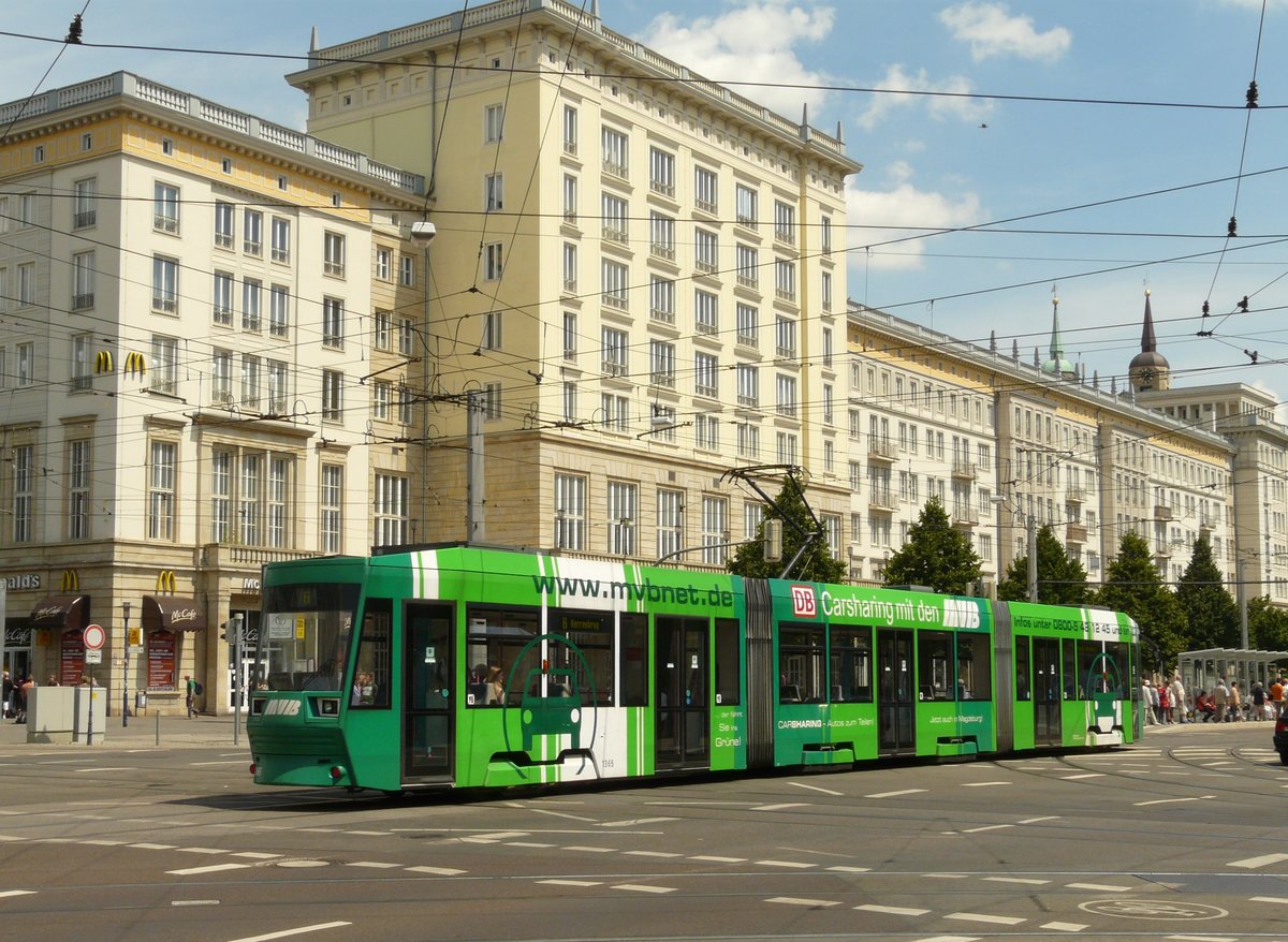 20.06.2008, Magdeburg. In der Ernst-Reuter-Allee herrscht ein reger Straßenbahnverkehr. Niederflurtriebwagen Nr. 1365 NGT 8D der Alstom LHB GmbH