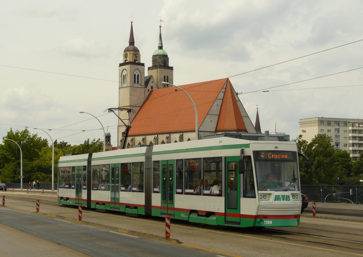 20.06.2008, Magdeburg. In der Ernst-Reuter-Allee herrscht ein reger Straßenbahnverkehr. Niederflurtriebwagen NGT 8D Nr. 1309. Im Hintergrund die Johanniskirche, die älteste Magdeburger Pfarrkirche.