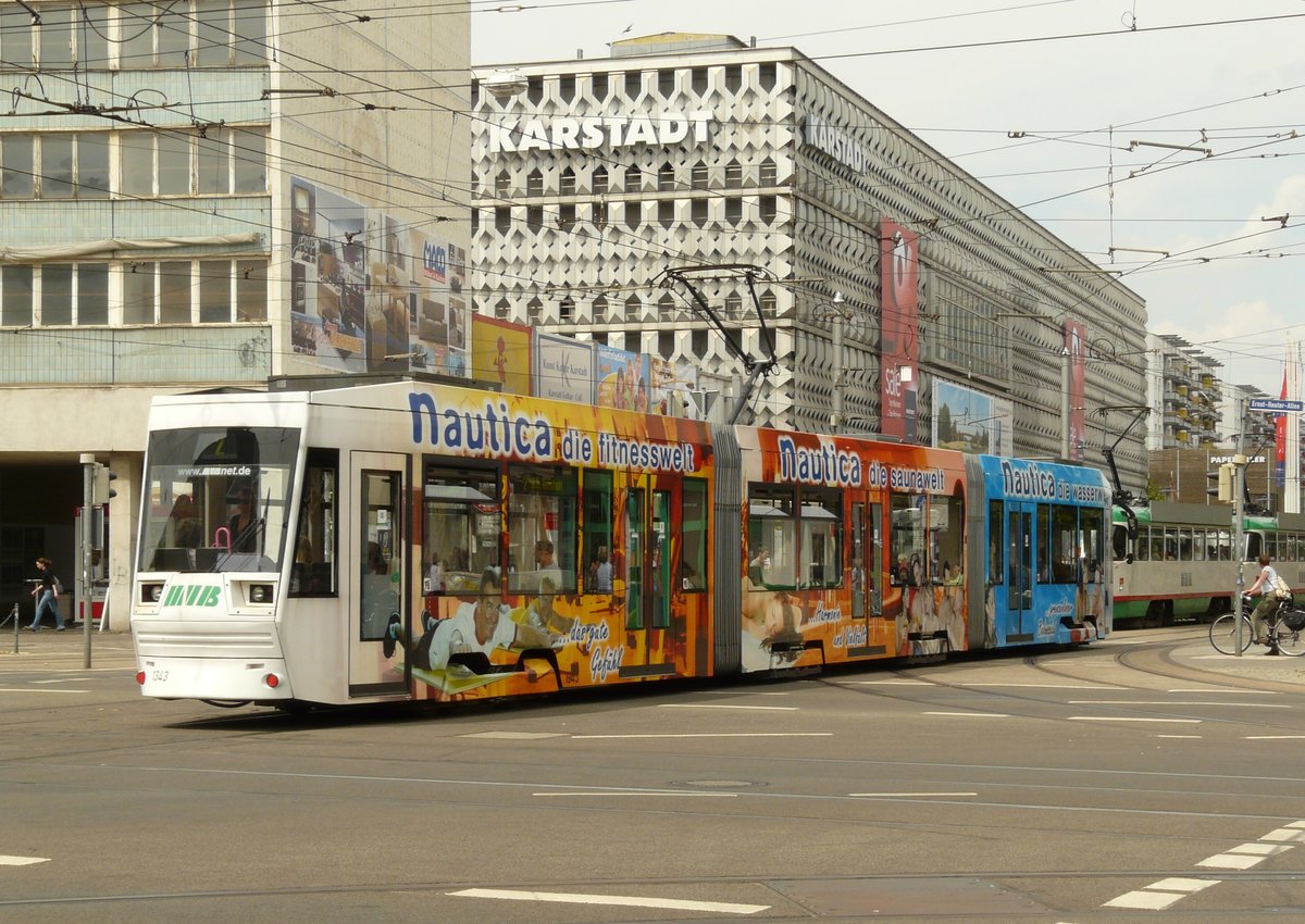 20.06.2008, Magdeburg. In der Ernst-Reuter-Allee herrscht ein reger Straßenbahnverkehr. Niederflurtriebwagen 1343, NGT 8D