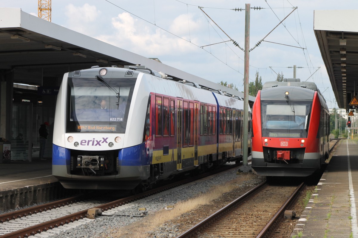 20.06.2015: Seit Fahrplanwechsel Dezember 2014 fährt erixx auch nach Gosslar und Bad Harzburg, was vorher der Aufgabenbereich der DBRegio Nord war mit ihren 628. Jetzt stehen sie nur noch im BW rum und warten auf ihr Schicksal.
Hier wartet 622 718 als RB 42 auf Abfahrt nach Bad Harzburg. Daneben wartet 648 766 als RB45 nach Schöppenstedt.