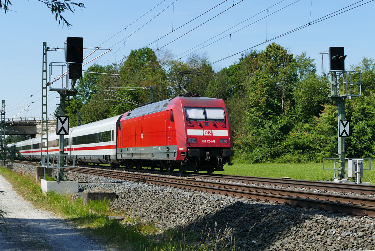 20.06.2017, ICE 1005 Berlin - München fährt bei Johannisthal in Richtung Saalfeld. Lok 101 124 befördert die ehemaligen Metropolitan-Wagen.