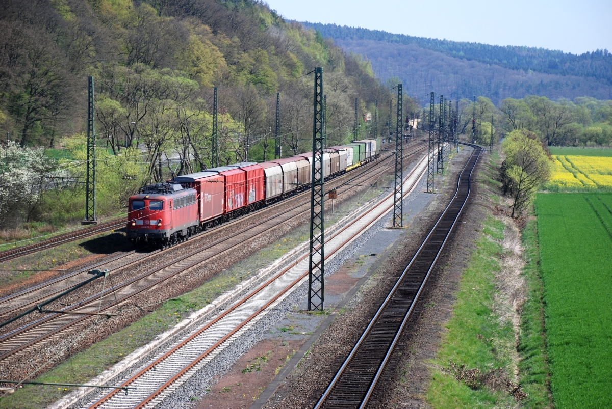 2007 gehörte die Baureihe 140 in DB-Diensten, obwohl schon relativ selten geworden, noch zu den Stammgästen auf der Nord-Süd-Strecke. 140 672 am 14.4.2007 in Mecklar bei Bebra.