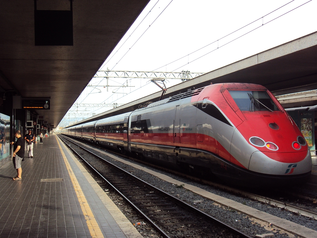 20.07.2014, Bahnhof Roma Termini. Der Hochgeschwindigkeitszug  ETR 500  Frecciarossa  der Trenitalia wartet auf Abfahrt.