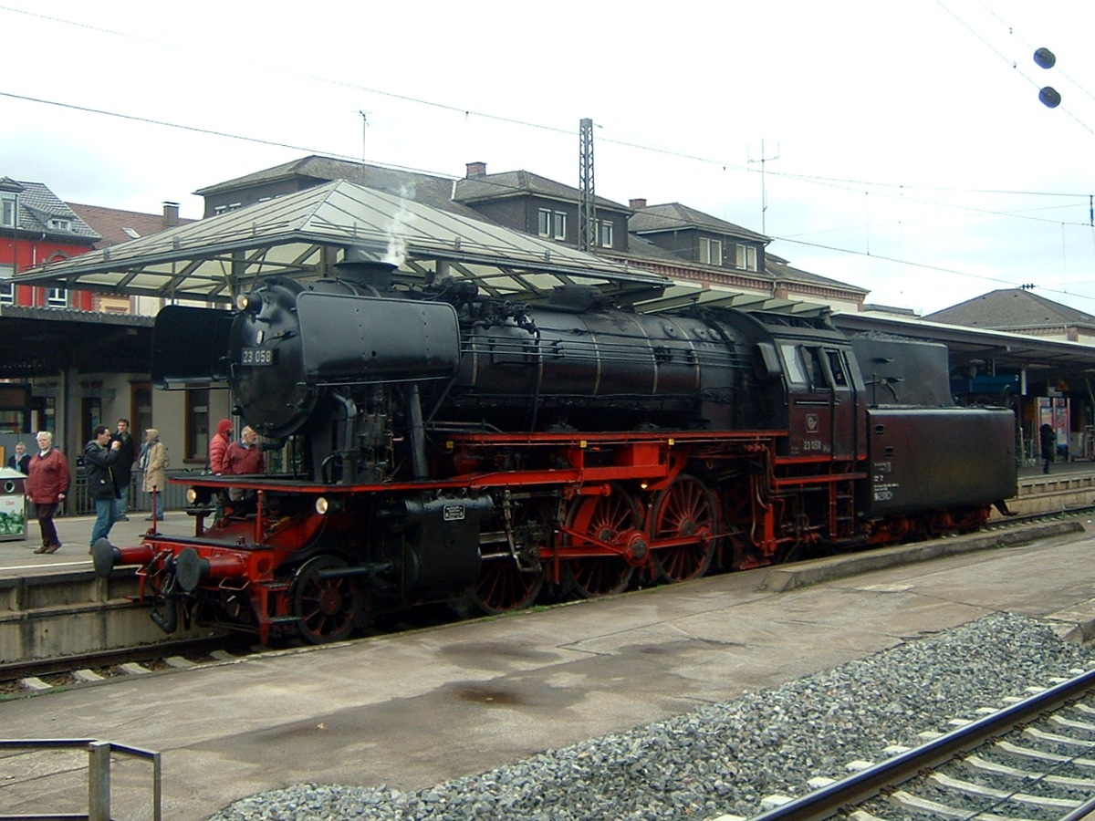 2008 gab es eine Sonderfahrt auf der Schwarzwald. Durch Zufall sah ich 23 058 im Bahnhof Offenburg beim rangieren. 

Dieses Bild entstand in meiner Anfangszeit mit einer kleinen DigiCam, Fuji Finepix A203.
