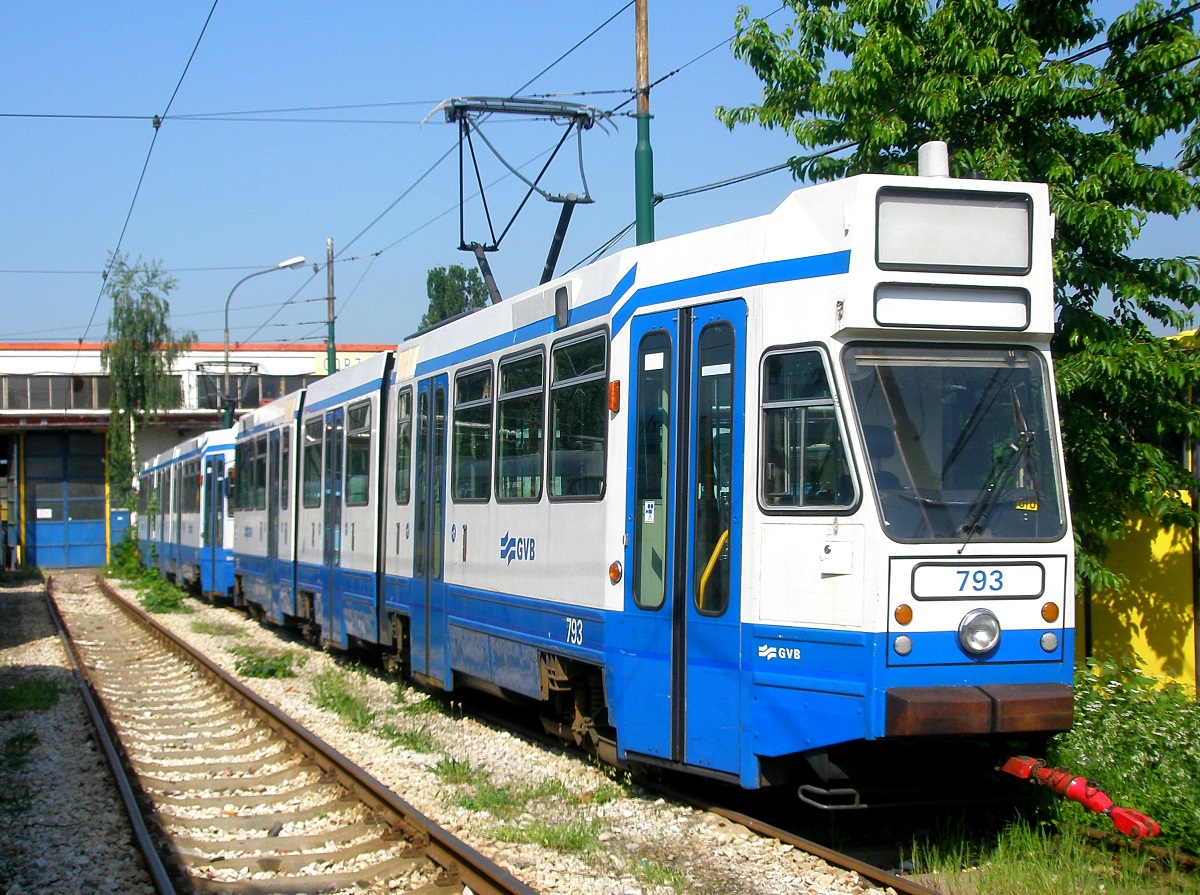 2009 übernahm die Straßenbahn Sarajevo 13 1980 gebaute Achtachser der Straßenbahn Amsterdam, vorne Tw 793 im Depot (Sommer 2009)