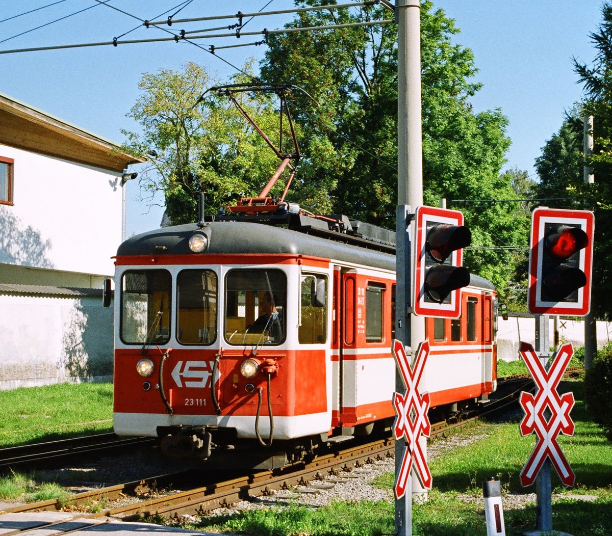 20.09.2003, Schön bunt sieht's aus am Seebahnhof Traunsee, Tw S+H 23 111 fährt, von Vorchdorf kommend, ein.