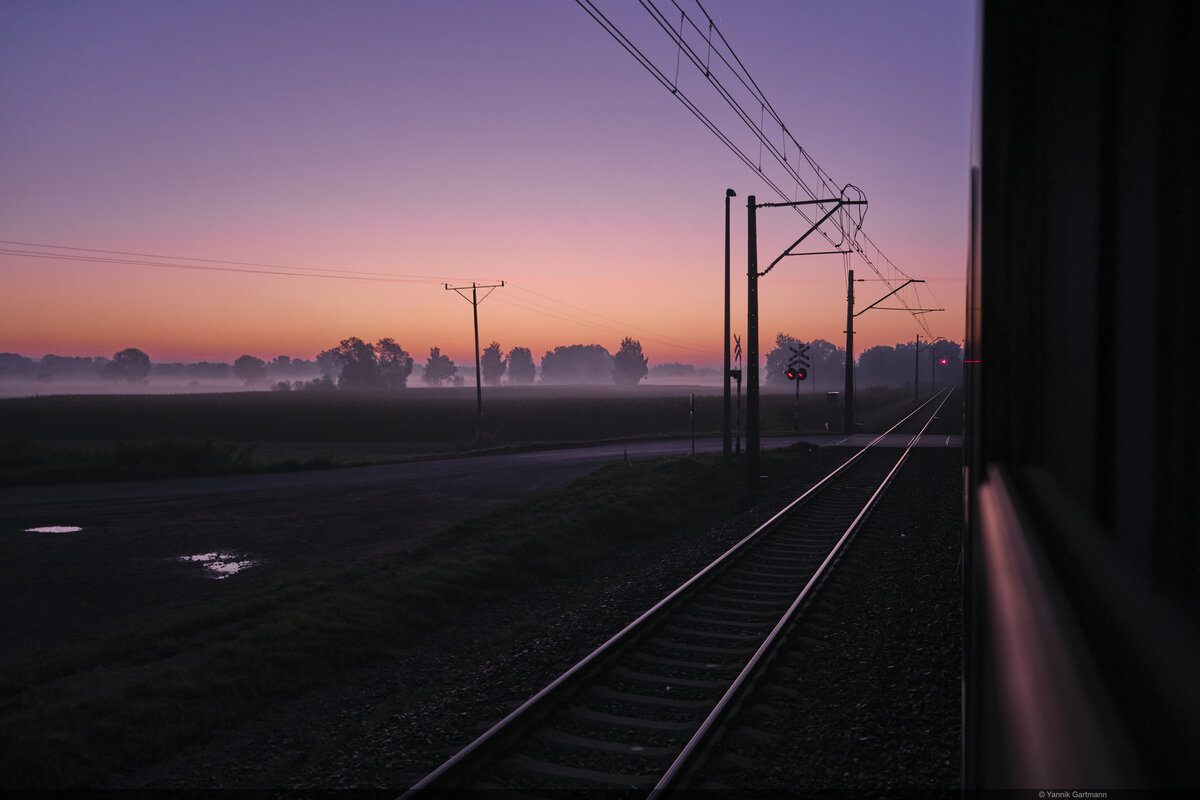 20.09.2025: Sonnenaufgang aus dem EN 406 (München Hbf - Warszawa Wschodnia) / Irgendwo in Polen