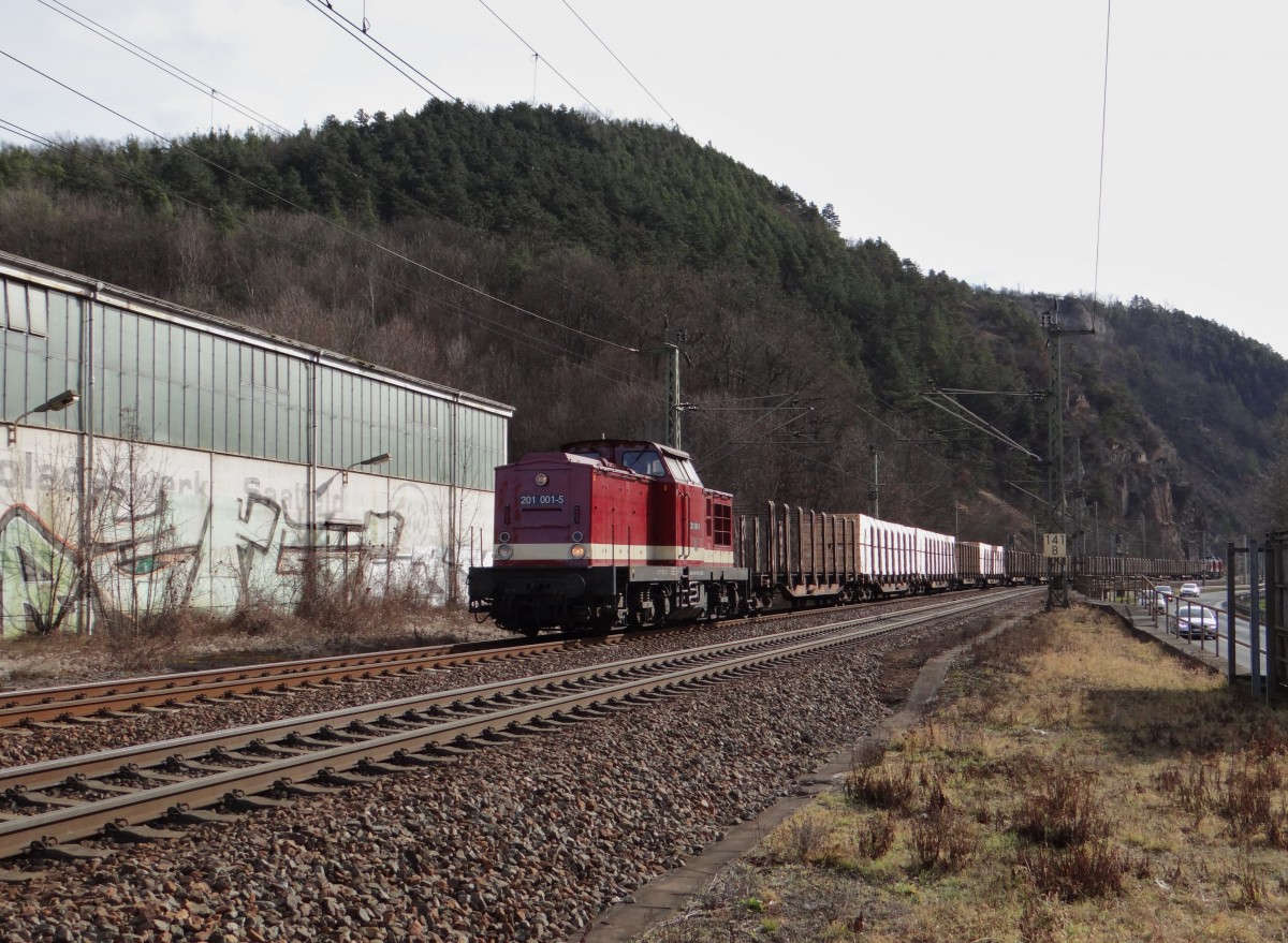 201 001 der EBS fuhr am 17.02.14 mit einem Holzzug in Saalfeld/Saale ein. Schubloks waren zwei V100 der EBS.