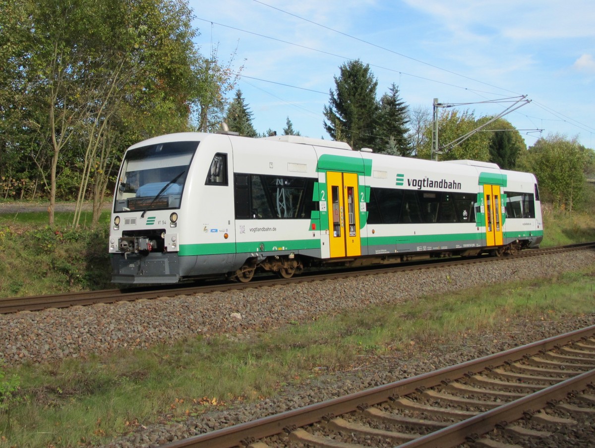 20.10.2014 14:10 VT 54 der Vogtlandbahn von Zwickau Hbf nach Adorf (Vogtland) kurz nach dem Haltepunkt Lichtentanne (Sachsen).