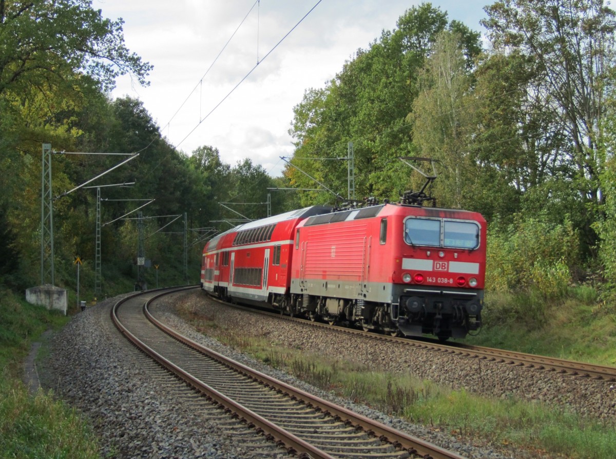 20.10.2014 14:29 DB 143 038-8 schiebt einen RE von Dresden Hbf nach Hof Hbf, kurz nach dem Haltepunkt Lichtentanne (Sachsen).