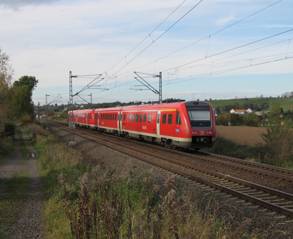20.10.2014 15:30 DB AG 612 157 und ein weiterer unbekannter Triebzug der Baureihe 612 als RE von Dresden Hbf nach Nürnberg Hbf zwischen Lichtentanne (Sachsen) und Steinpleis.