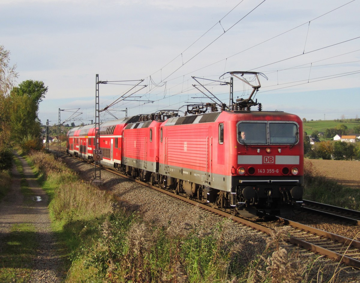 20.10.2014 15:43 DB AG 143 355-6 mit einem RE von Hof Hbf nach Dresden Hbf. Es wurde auch die 143 038-8 mitgeführt, welche unterwegs den Geist aufgegeben haben muss und abgeschleppt wurde, da etwa eine gute Stunde zuvor diese Lok noch den RE nach Hof Hbf brachte (wie auf meinem anderen Bild zu sehen ist). Die Verspätung durch den Loktausch betrug etwa 30min.