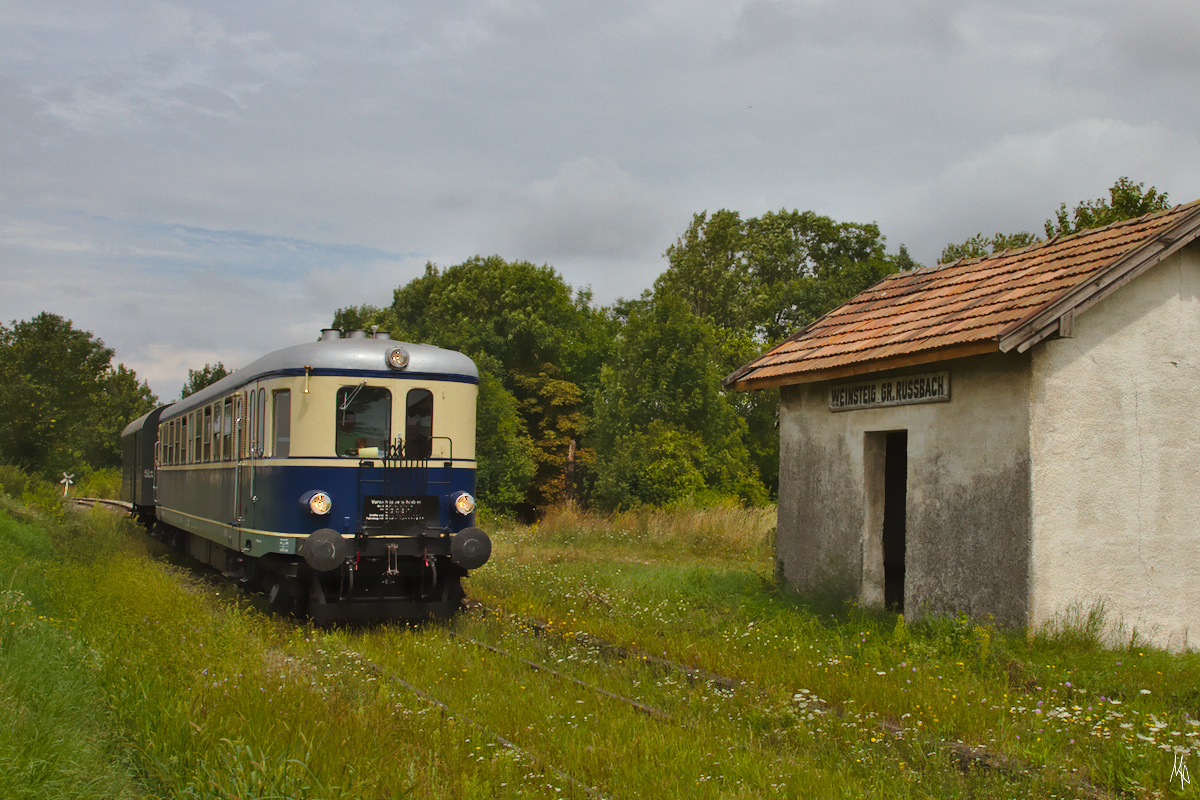 2011 stand das Haltestellengebäude von  WEINSTEIG GR.RUSSBACH  noch. Mittlerweile ist der schlichte Unterstand abgetragen. Die Fahrgastfrequenz kann selbst zu Planverkehrszeiten nicht gross gewesen sein, führte doch zu der Haltestelle lediglich ein Feldweg. Und die Ortschaft Groß Russbach ist einige Kilometer entfernt.
Der Nostalgieexpress Leiser Berge hat hier nie gehalten. Das Bild zeigt den 5042.14 am 13. August bei der Durchfahrt.