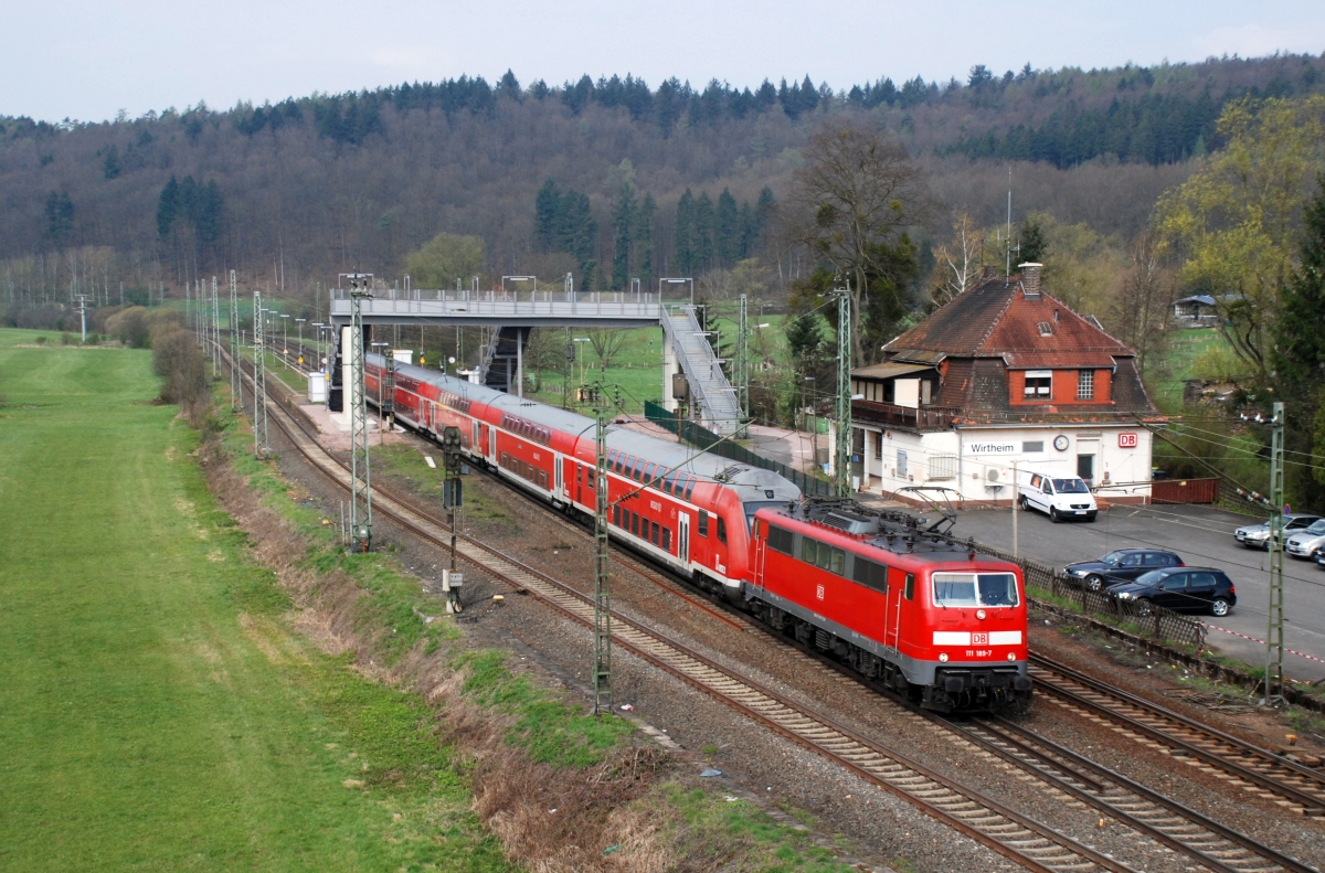 2012 werden die Regionalzüge auf der Kinzigtalbahn bereits durchweg aus Doppelstockwagen gebildet und planmäßig in Richtung Fulda geschoben. Am 4.4.2012 lief  111 189 wohl wegen einer technischen Störung beim RE 50 nach Fulda allerdings  fotogerecht  vor dem Steuerwagen. 
