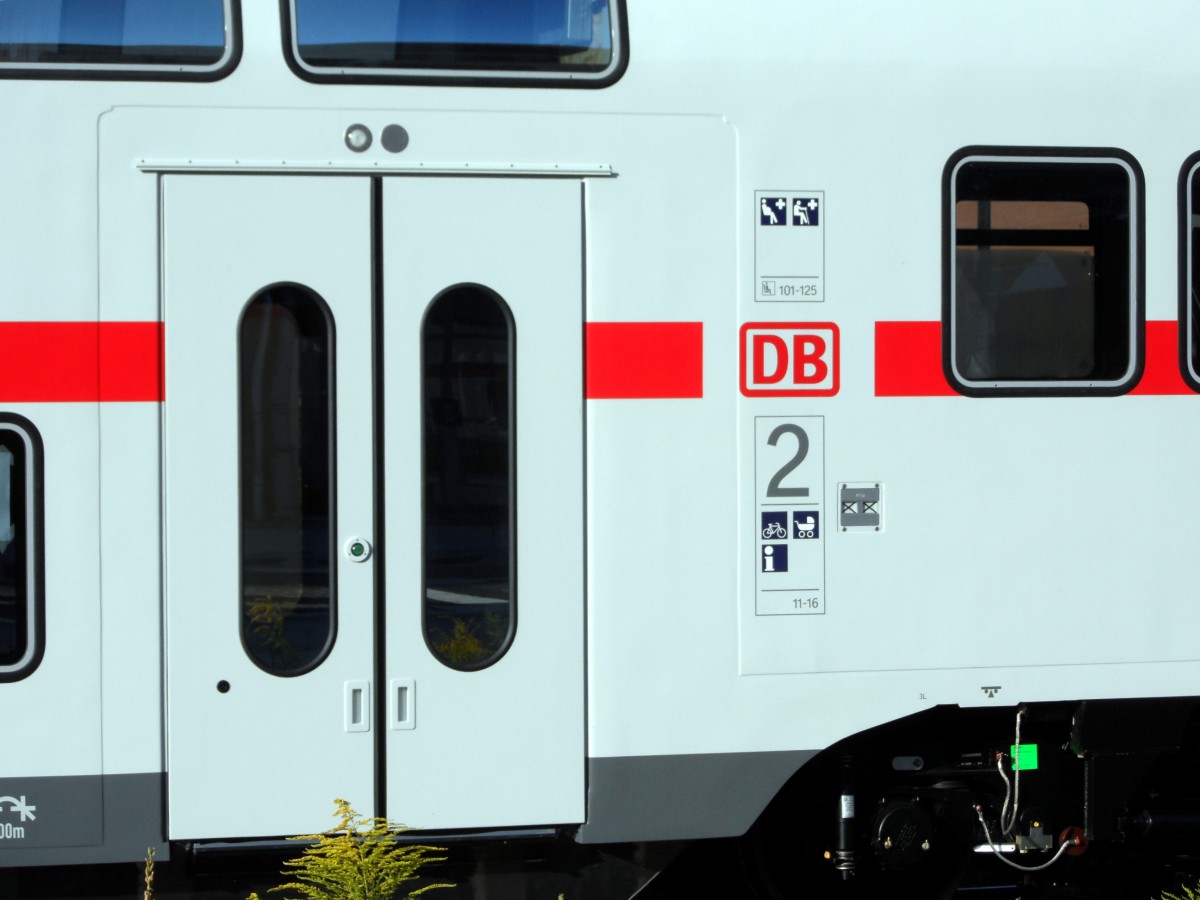 2013-08-21 Piktogramme am Einstieg eines IC-Doppelstock-Steuerwagens. Aufgenommen im Bahnhof Bautzen.