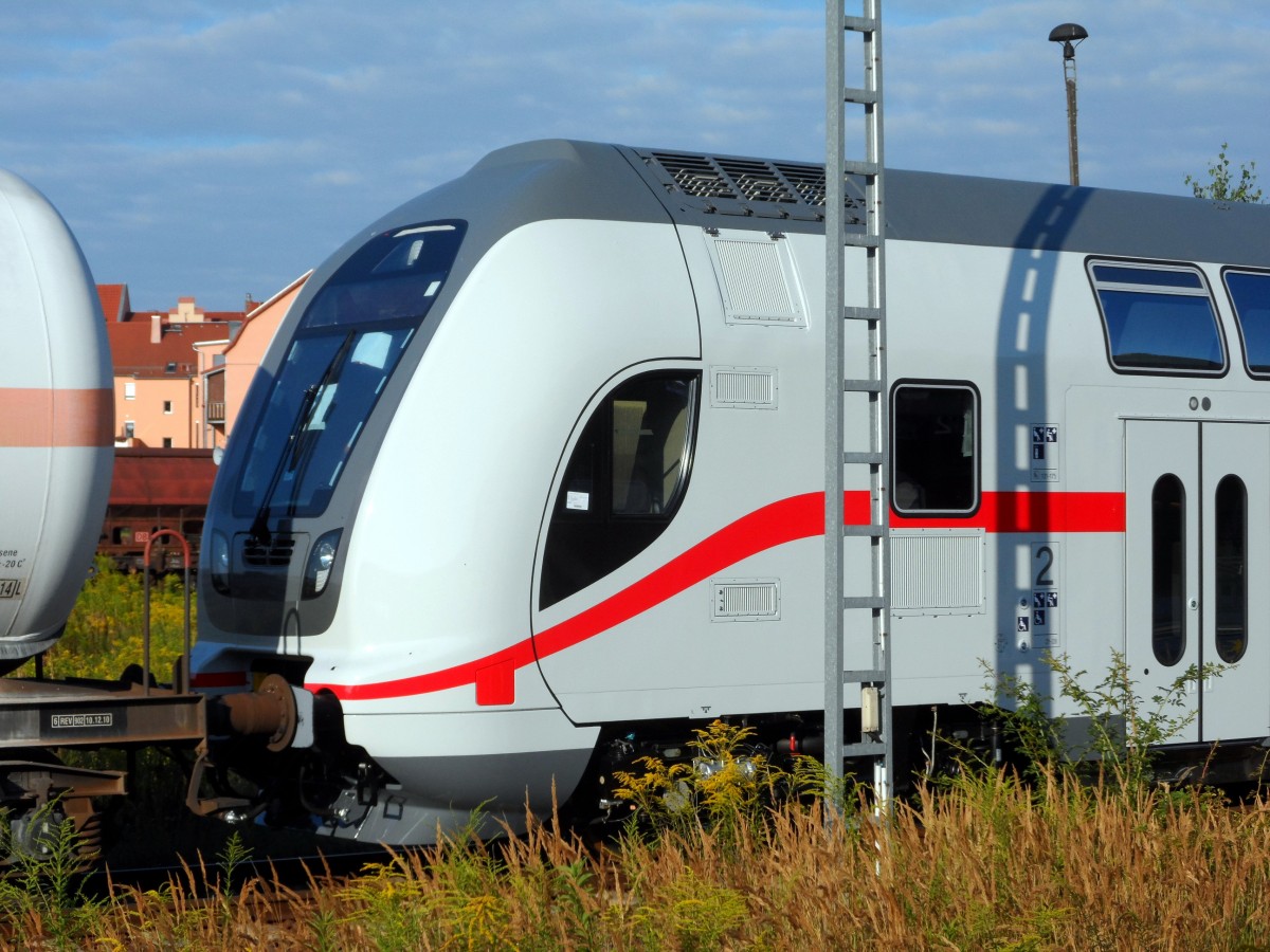 2013-08-21 Vllig berraschend standen morgens um 08:00 Uhr IC-Doppelstock-Steuerwagen im Bahnhof Bautzen. Hier die neue elegante Stirnfront. Leider konnte ich wegen des folgenden Kesselwagens kein besseres Foto anfertigen.