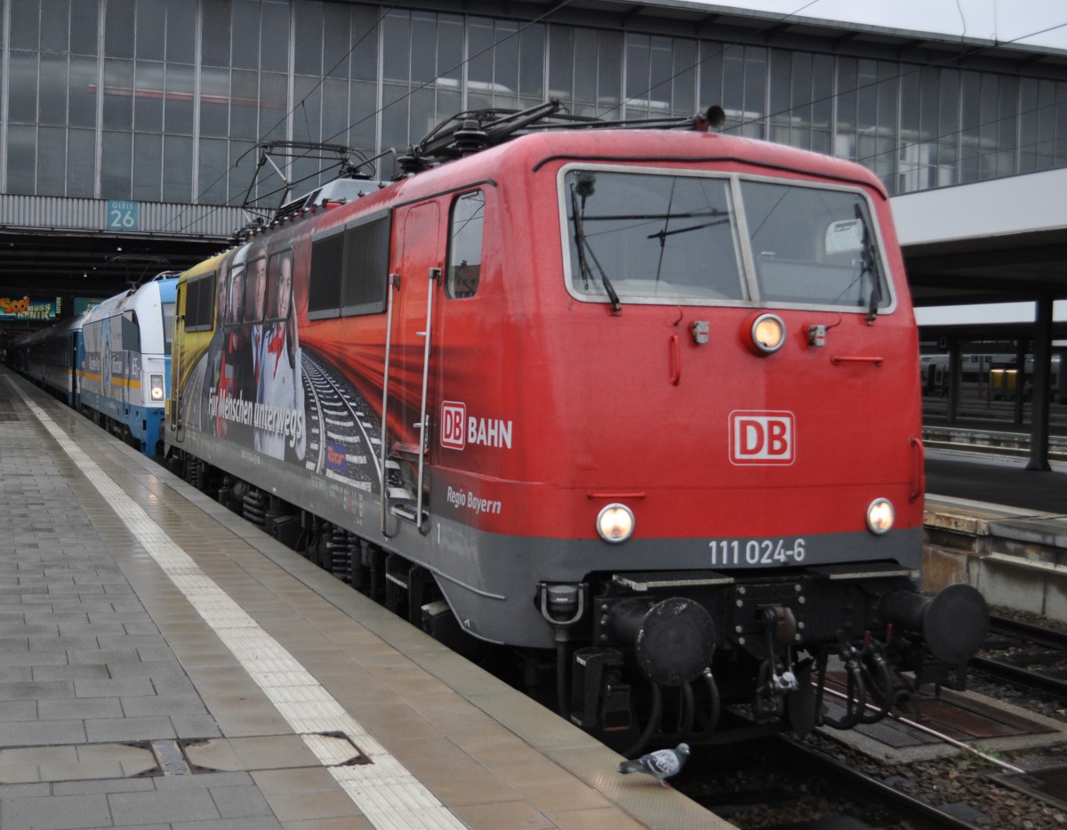 2013-09-18 Mnchen Hbf Gleis 26 ,war diese BR 111 abgestellt zum Umsetzen vor dem  Alex  Richtung Schwandorf