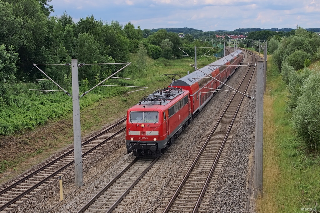 2013 gab es noch den Ringzug Ost in seiner alten Form, denn die Garnituren, die aus Dosto '97 gebildet waren, fuhren über Regensburg nach Nürnberg und wurden dann über Treuchtlingen nach München zurückgeführt. Am 4.7.2013 konnte ein solcher Zug bestehend 5 Doppelstockwagen und BR111 kurz nach der Ausfahrt aus Petershausen aufgenommen werden.