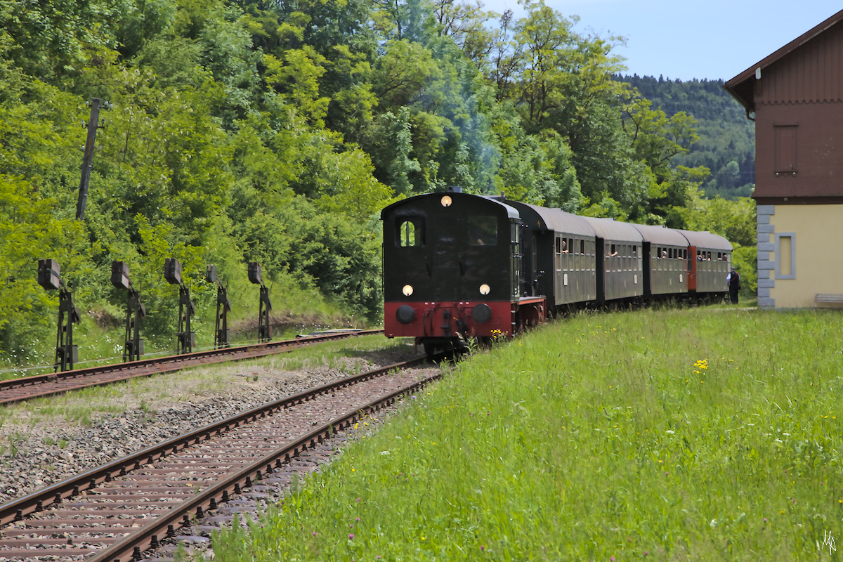 2014 war die die alte mechanische Signaltechnik auf der Sauschwänzlebahn noch vollständig erhalten. Hier ein Bild der ersatzweise eingesetzten V36 im Bahnhof Epfenhofen. (06.08.2014)