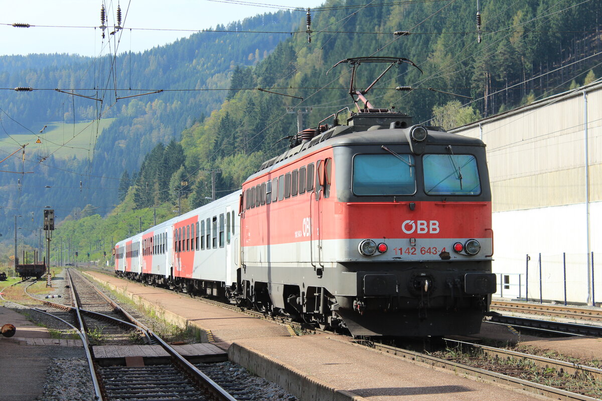 2014 war die Obersteiermark noch in fester Hand von CityShuttle Wendezügen.
Außer im Fernverkehr die Steuerwagen und außerplanmäßige Schnellzugleistungen sind die Fahrzeuge hier im Regionalverkehr nicht mehr anzutreffen.
Am 8.10.2014 schob die 1142 643 der R4089 angeführt von 80-73 002 von Mürzzuschlag nach Bruck an der Mur beim hier im Bahnhof Wartberg im Mürztal.
Das Bild entstand vom schienengleichen Zugang zum Bahnsteig