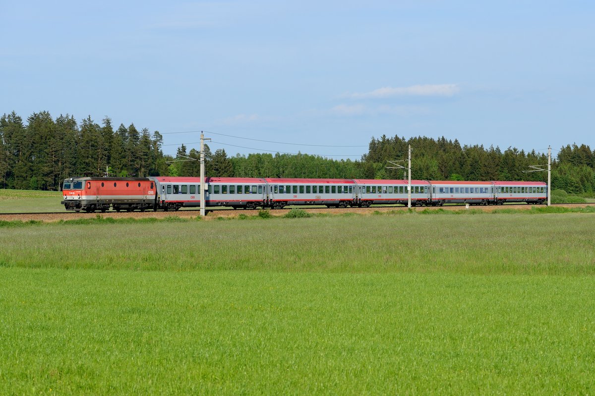 2015 war der  Starzug  auf der FJB der REX 2110 von Wien FJB nach Gmünd NÖ, der aus fünf Wagen des Fernverkehrs gebildet wurde. Der Zug trug den Namen  Waldviertel-Bote  und wurde planmäßig mit einer 1144 befördert. Oft kam allerdings auch eine Lok der Baureihe 1142 zum Einsatz. Ich konnte allerdings selber keine vor dem Zug sichten, auch nicht am 28. Mai 2015, als ich den Zug kurz vor Pürbach-Schrems mit der 1144.062 aufnahm.