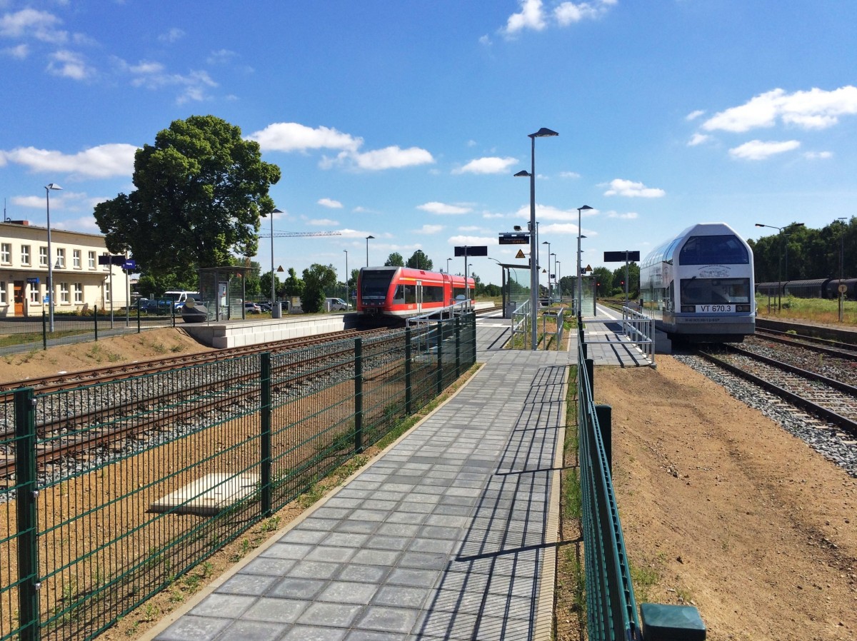 2015 zeigt sich der Bahnhof Pritzwalk in einem völlig neuen Bild anch seiner Modernisierung. Gleis 1 ist nun der RE-Linie 6 von Berlin Spandau nach Wittenberge vorbehalten, am 17.6.2015 steht 646 030-6 als RE6 (RE18627)  Prignitz-Express  von Wittenberge nach Berlin Spandau auf diesem Gleis. Das Gleis 3 wird von der RB-Linie 74 nach Meyenburg befahren, an jenem Tag übernahm 670 006-5 die Leistung der RB62036 von Pritzwalk nach Meyenburg.