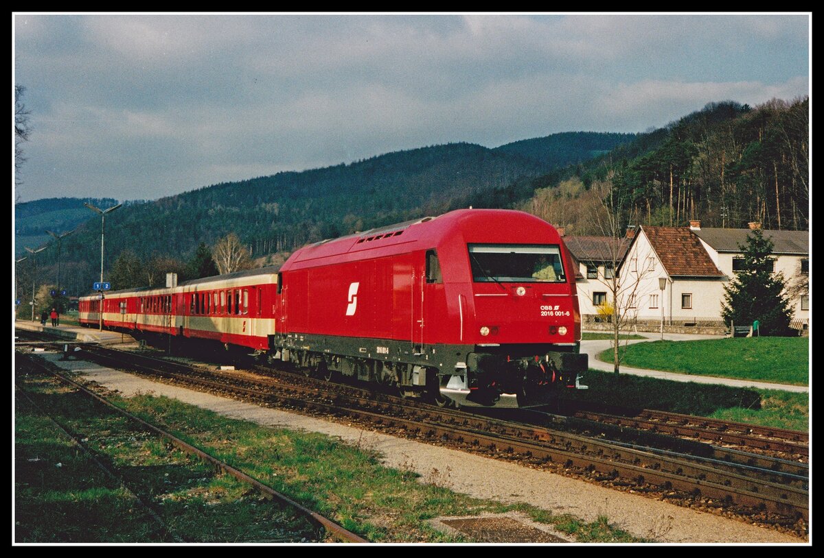 2016 001 mit R2747 in Edlitz - Grimmenstein am 27.03.2002.
