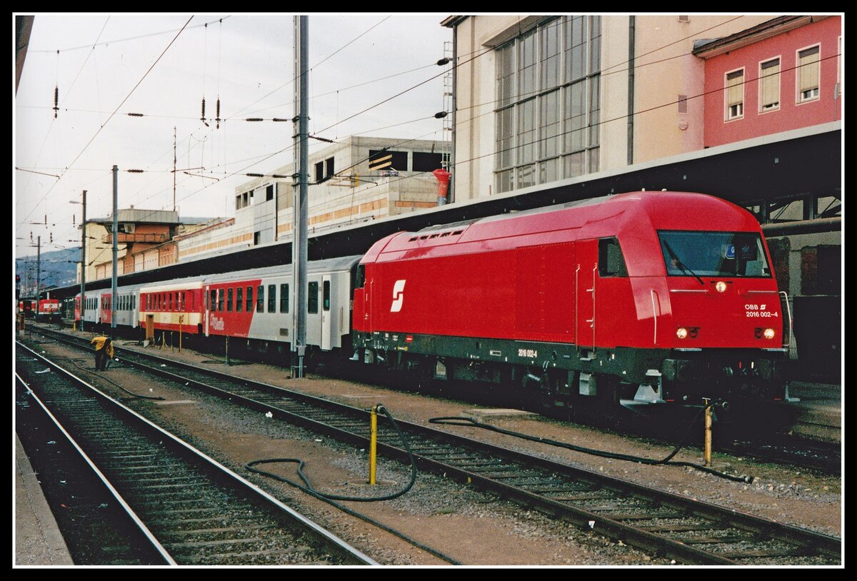 2016 002 mit E2718 in Graz Hbf. am 26.02.2002.