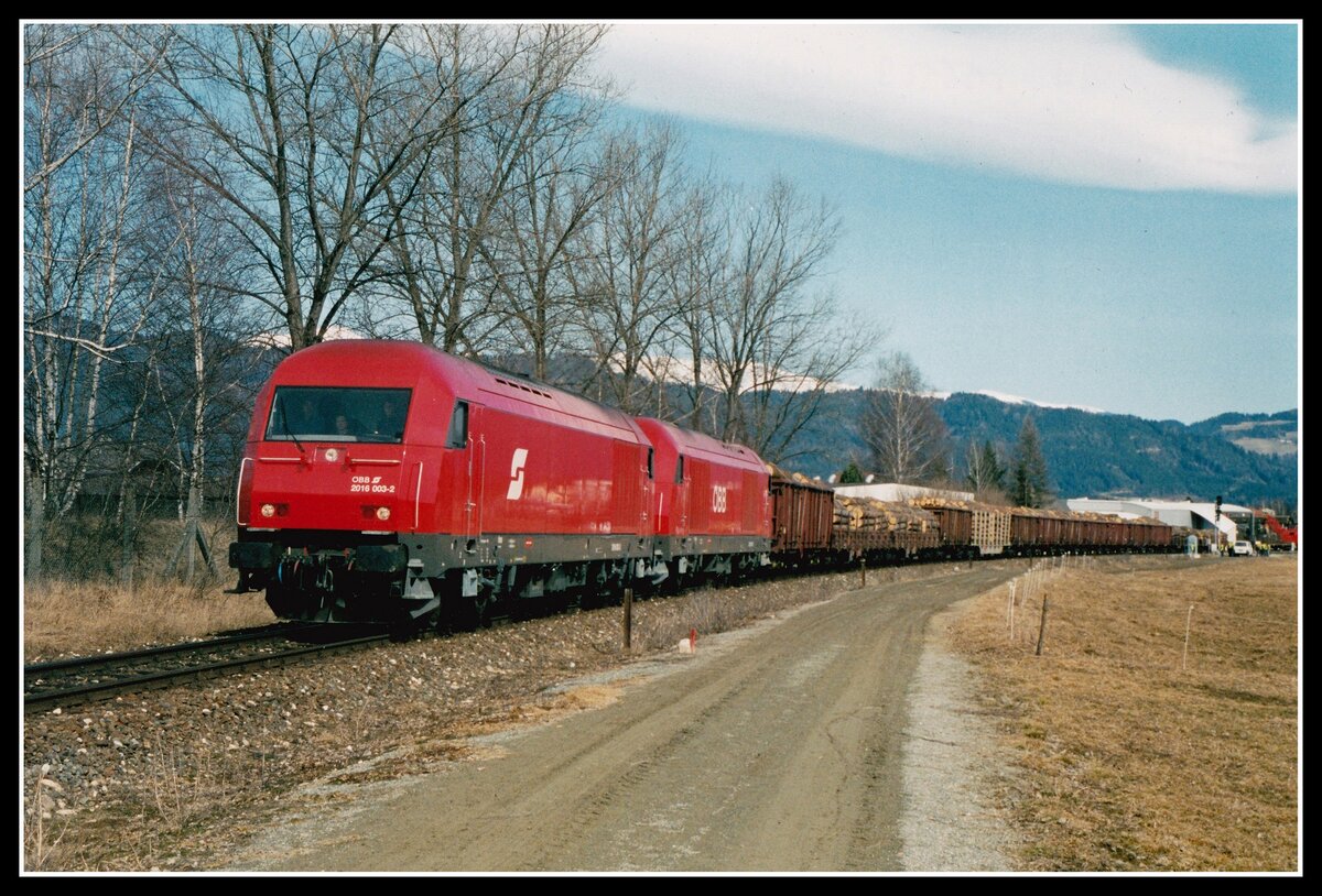 2016 003 + 2016 029 fahren am 10.03.2003 mit einem Güterzug bei Zeltweg Richtung Obdacher Sattel.