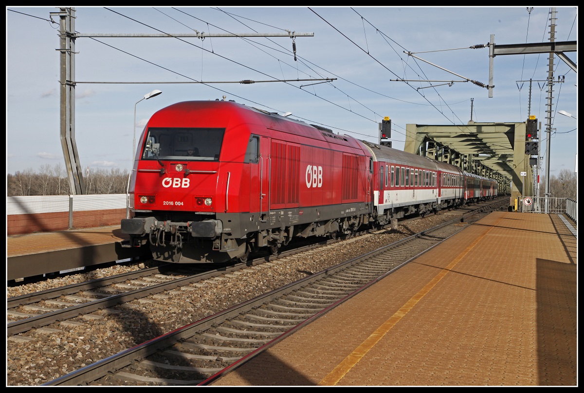 2016 004 mit REX in Wien Praterkai am 13.02.2020.