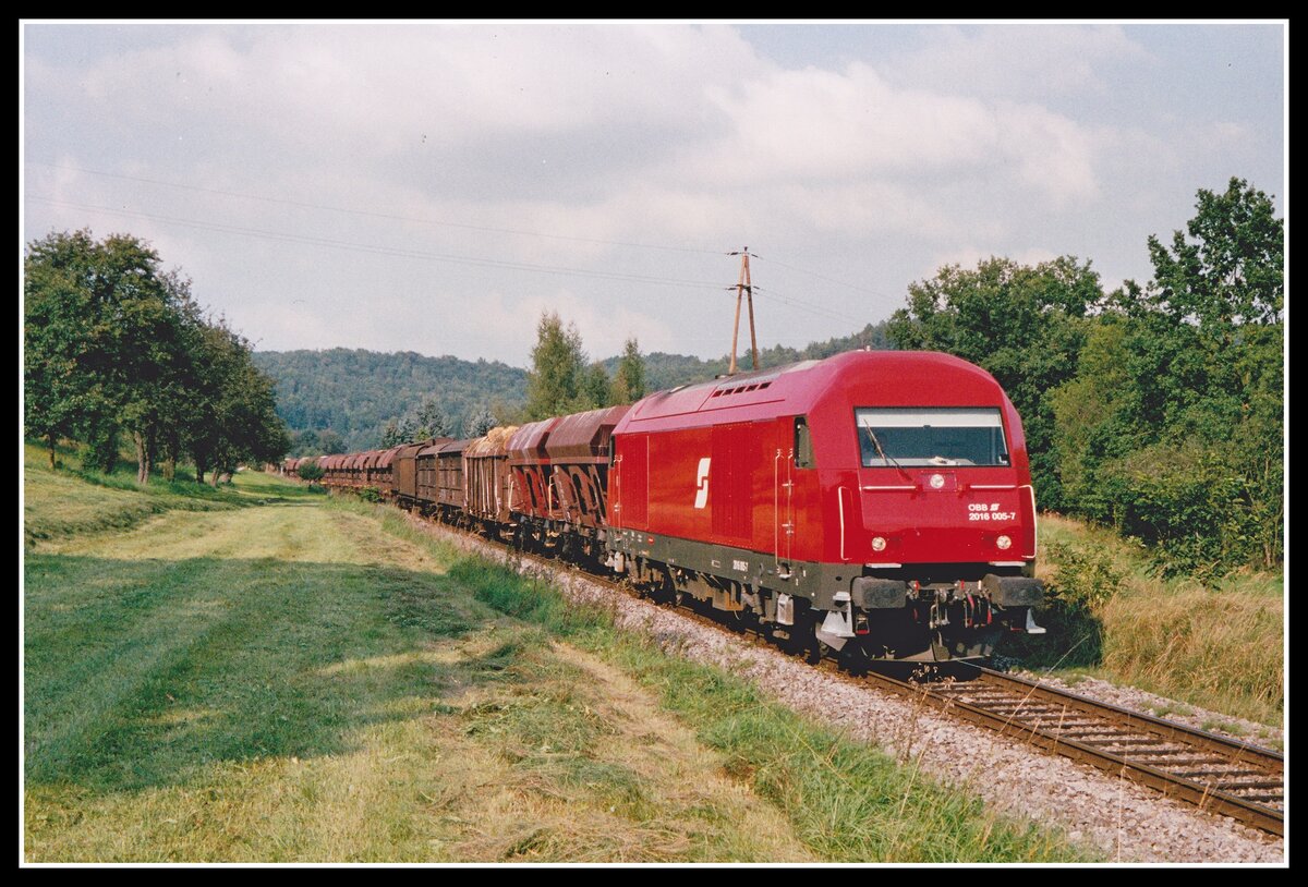 2016 005 fährt am 3.09.2002 mit einem Güterzug bei Laßnitzhöhe Richtung Graz.