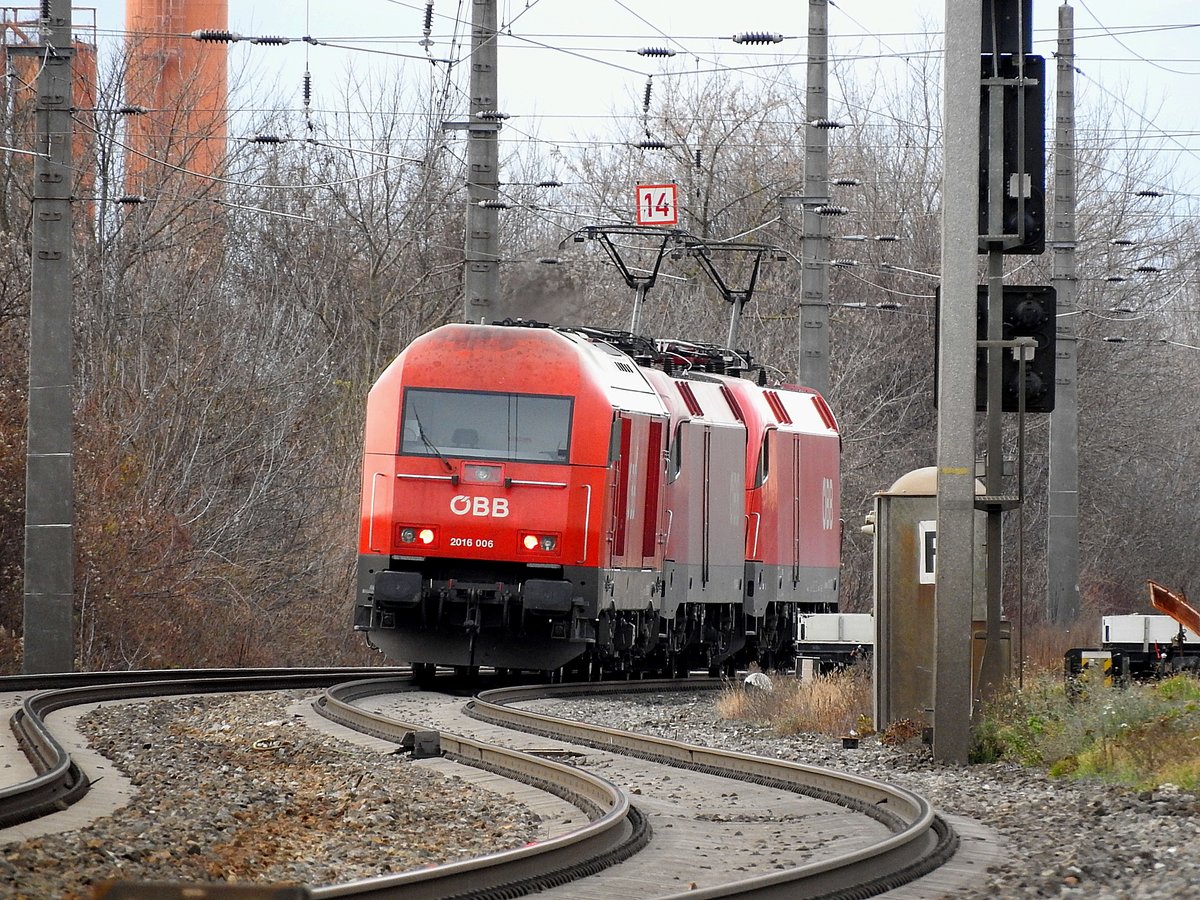 2016 006-5 im Verbund mit zwei E-Loks bei Bruck/Leitha; 151130 