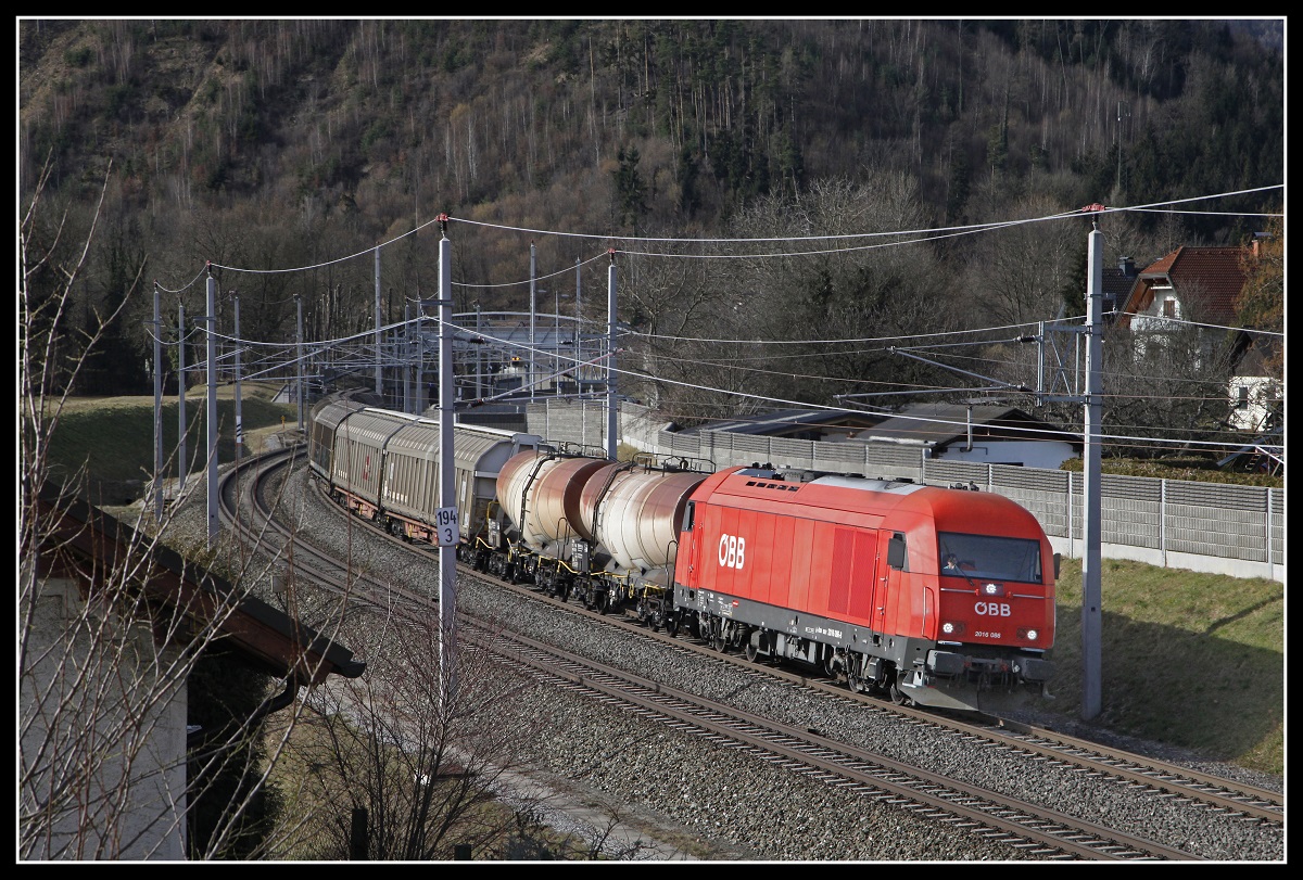 2016 006 mit Güterzug bei Stübing am 26.02.2019.